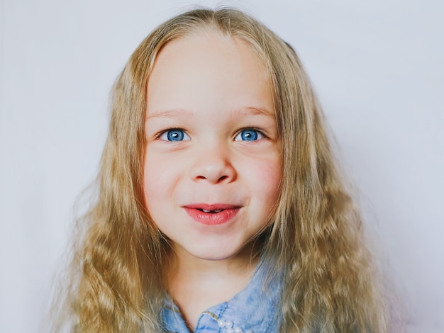 Portret van een klein blauwogig mooi babymeisje, op witte achtergrond