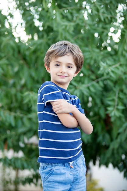 Portret van een klein kind in het veld