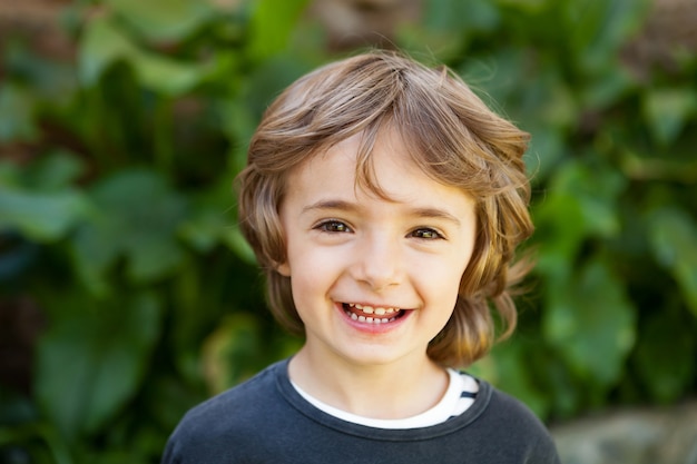 Portret van een klein kind in het veld