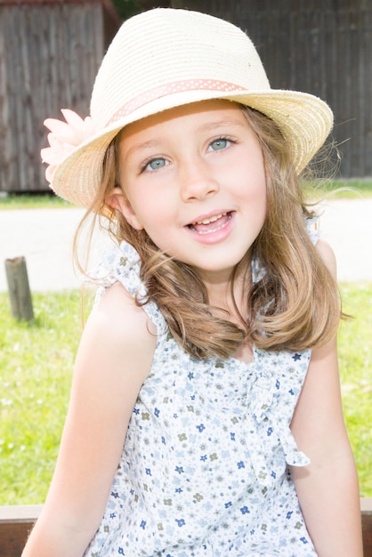 Portret van een klein meisje buiten in de zomer zingend en gelukkig