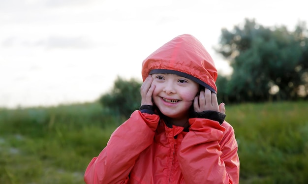 Portret van een klein meisje dat buiten lacht