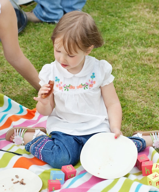 Portret van een klein meisje dat een picknick heeft