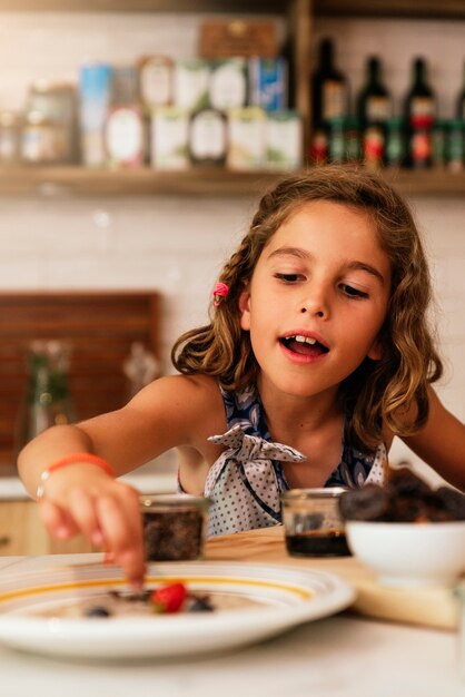 Portret van een klein meisje dat koekjes bakt. baby chef-kok concept.