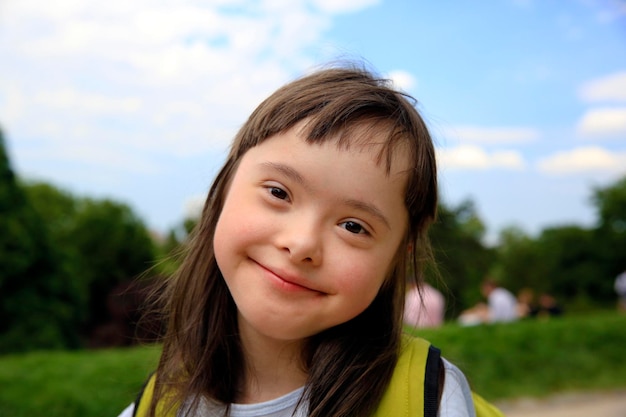 Portret van een klein meisje dat lacht in het park