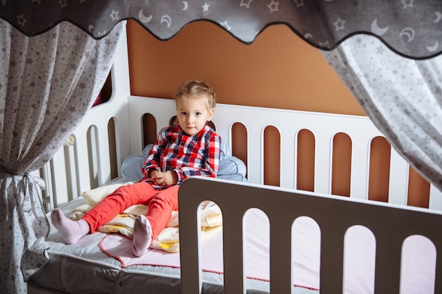 Portret van een klein meisje in de slaapkamer