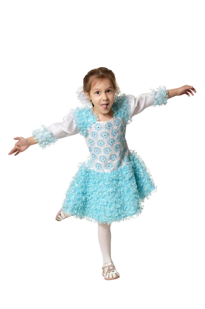 Portret van een klein meisje in een blauwe jurk op een witte achtergrond