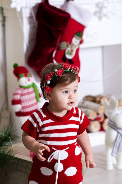 Portret van een klein meisje in een rode jurk nieuwjaar