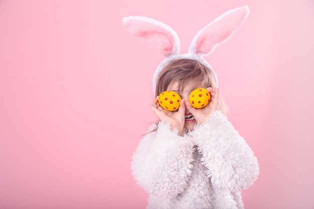 Portret van een klein meisje met Bunny oren en paaseieren