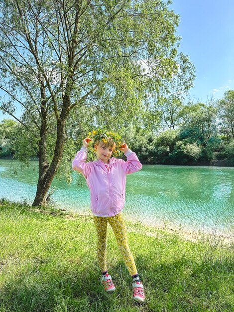 portret van een klein meisje met een bloemenkrans