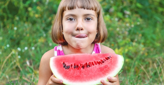 Portret van een klein meisje met een watermeloen