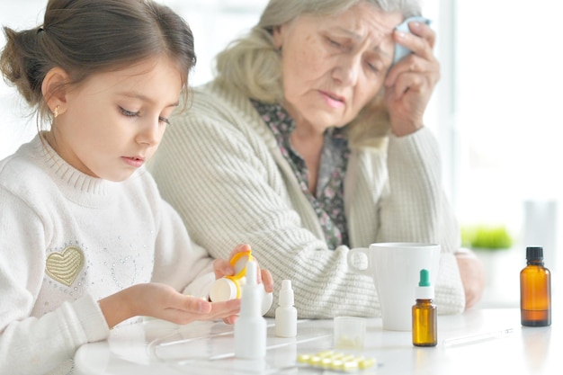 Portret van een kleindochter zorgt voor een zieke oma