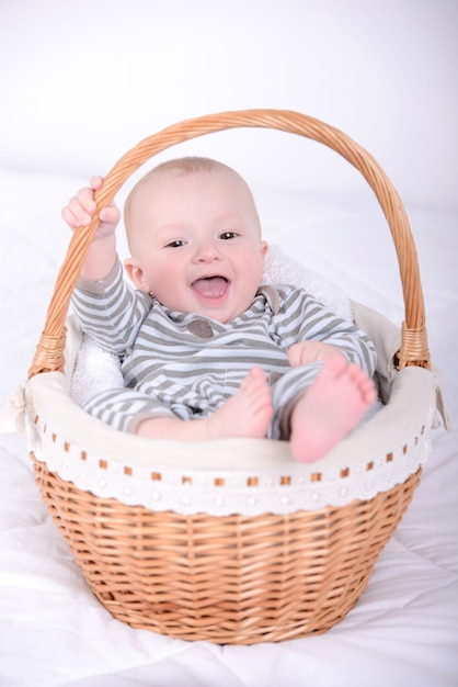 Portret van een kleine baby in een mand.