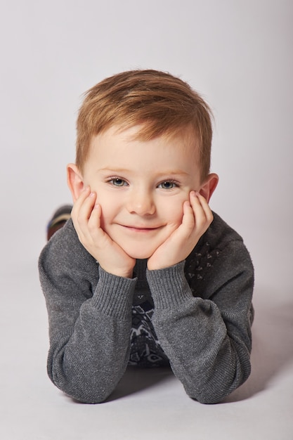 Portret van een kleine glimlachende jongen