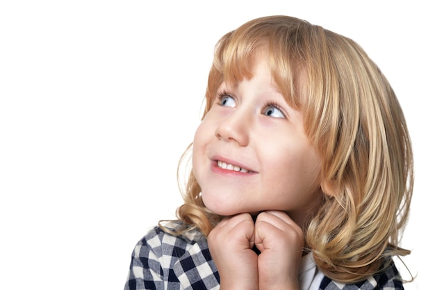 Portret van een kleine jongen, close-up tegen wit