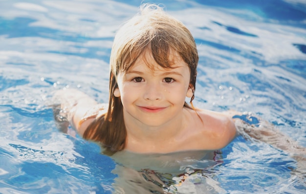 Portret van een kleine jongen die in zee zwemt Kind lacht in het water van de golven op zee Funny kids face