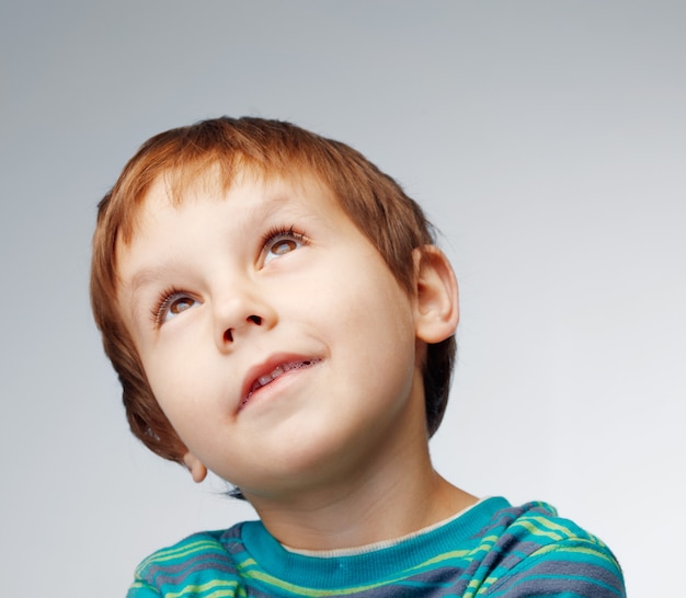 Portret van een kleine jongen die weg kijkt close-up.