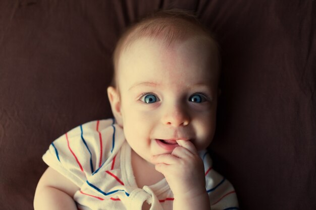 Portret van een kleine jongen met blauwe ogen.
