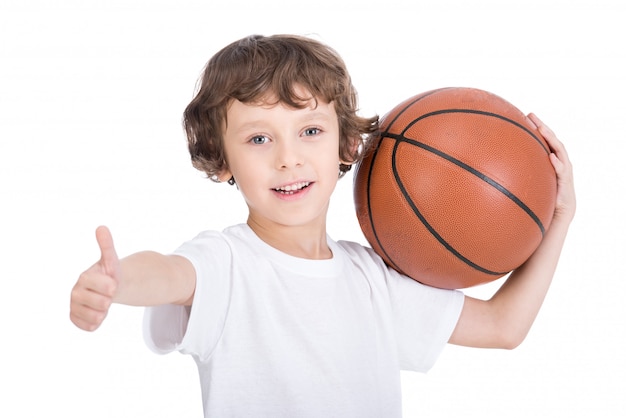 Portret van een kleine jongen met een basketbal.