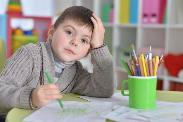 Portret van een kleine jongen tekenen met potlood