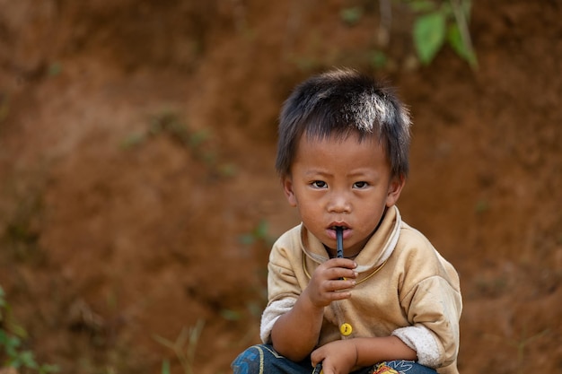 Portret van een kleine jongen uit Vietnam.