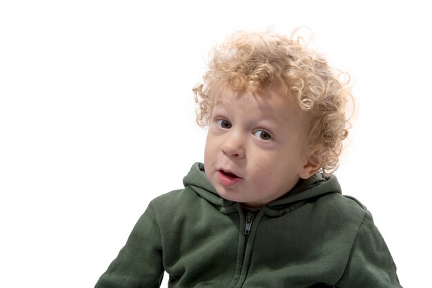 Portret van een kleine jongen van 3 jaar met een groene jas