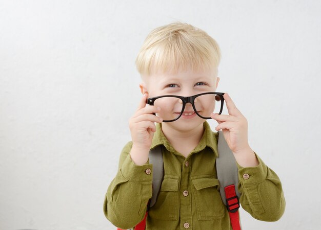 Portret van een kleine schooljongen