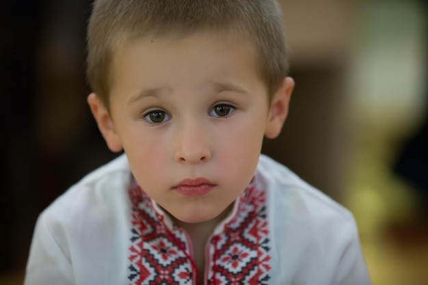 Portret van een kleine Wit-Russische of Oekraïense jongen in borduurwerk