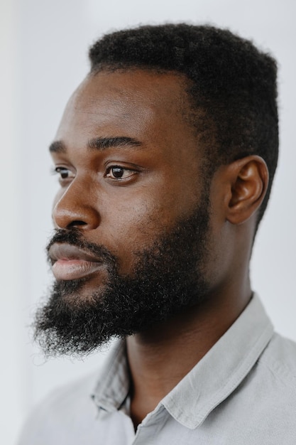 Portret van een knappe Afro-Amerikaanse man close-up van een zakenman of model