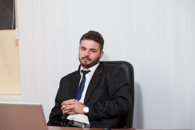 Portret van een knappe, casual zakenman die lacht