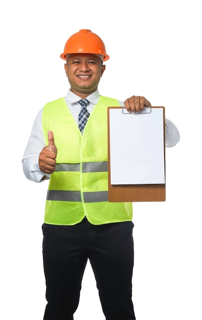 Portret van een knappe hoofdingenieur met een veiligheidshelm geïsoleerd op een witte achtergrond uitknippad
