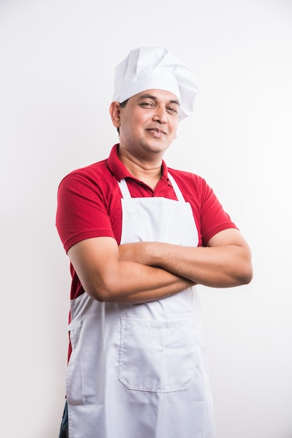 Portret van een knappe Indiase mannelijke chef-kok die zich voordeed tijdens activiteiten