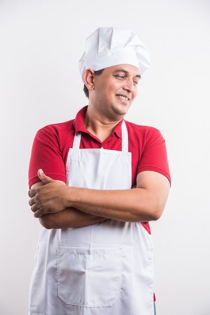 Portret van een knappe Indiase mannelijke chef-kok die zich voordeed tijdens activiteiten