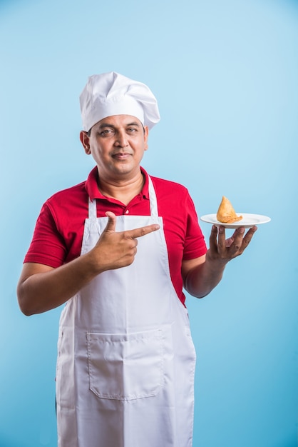 Portret van een knappe Indiase mannelijke chef-kok die zich voordeed tijdens activiteiten