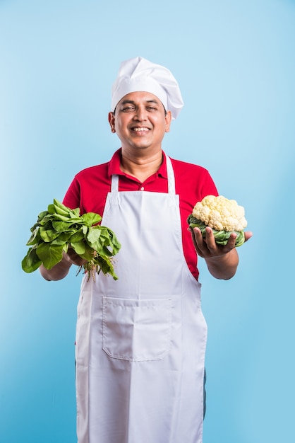 Portret van een knappe Indiase mannelijke chef-kok die zich voordeed tijdens activiteiten