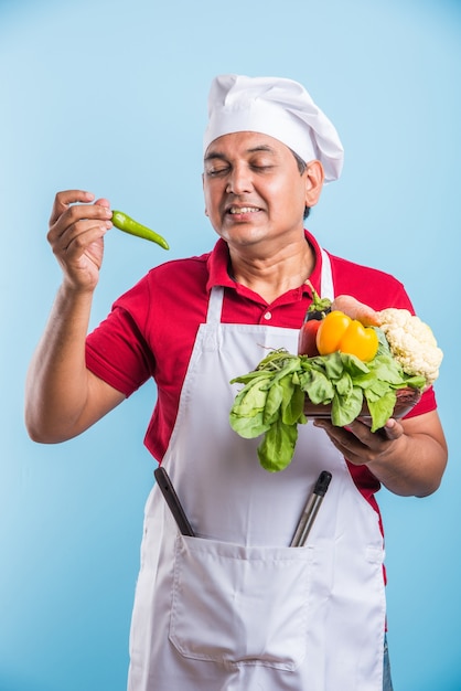 Portret van een knappe Indiase mannelijke chef-kok die zich voordeed tijdens activiteiten