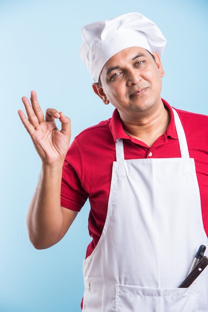 Portret van een knappe Indiase mannelijke chef-kok die zich voordeed tijdens activiteiten