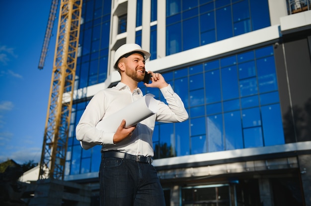 Portret van een knappe ingenieur aan het werk