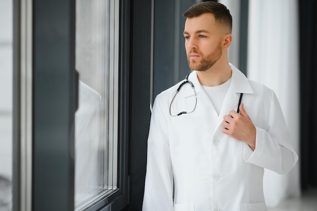 Portret van een knappe jonge dokter