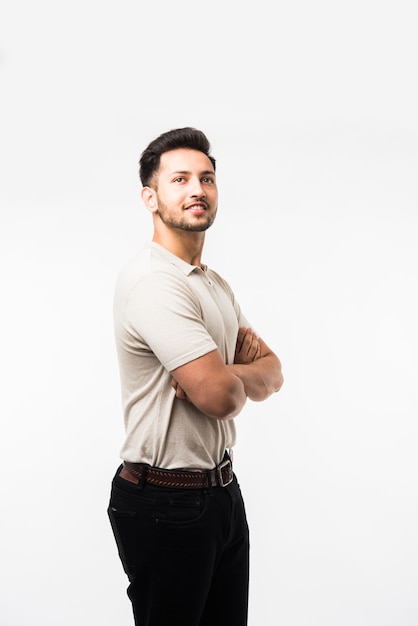 Portret van een knappe jonge Indiase Aziatische man of student die een t-shirt draagt