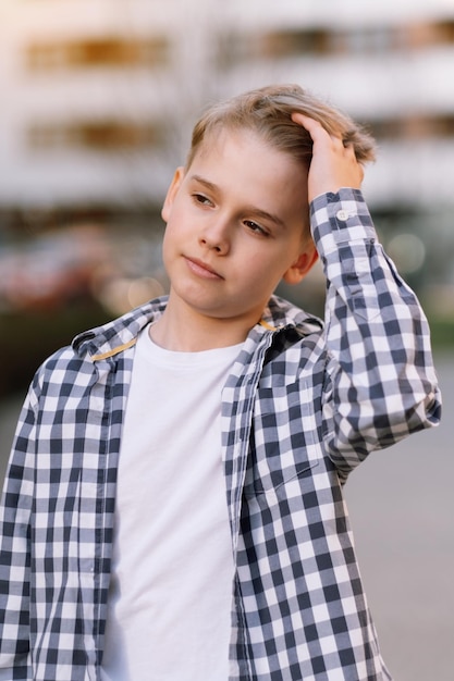 Foto portret van een knappe jonge kerel in vrijetijdskleding een tiener maakt zijn haar recht