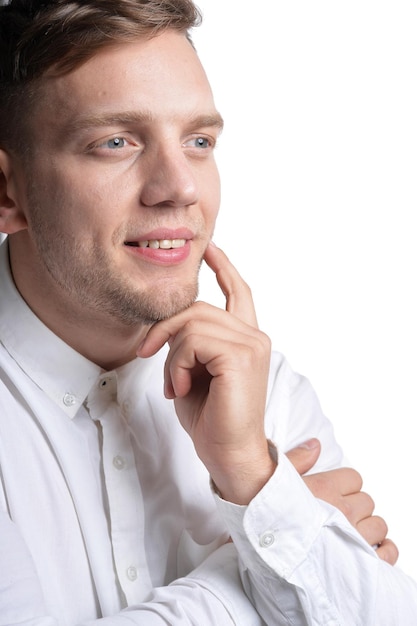Portret van een knappe jonge man met een wit overhemd