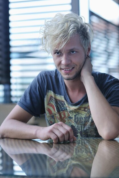 Foto portret van een knappe jonge man met stedelijke achtergrond en mode kledingstijl