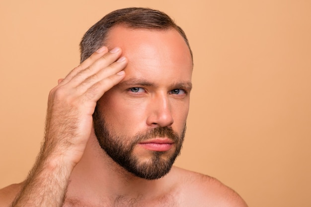 Portret van een knappe jongeman