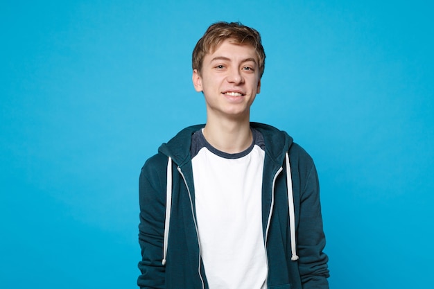 Foto portret van een knappe lachende vrolijke jongeman in casual kleding die geïsoleerd staat.