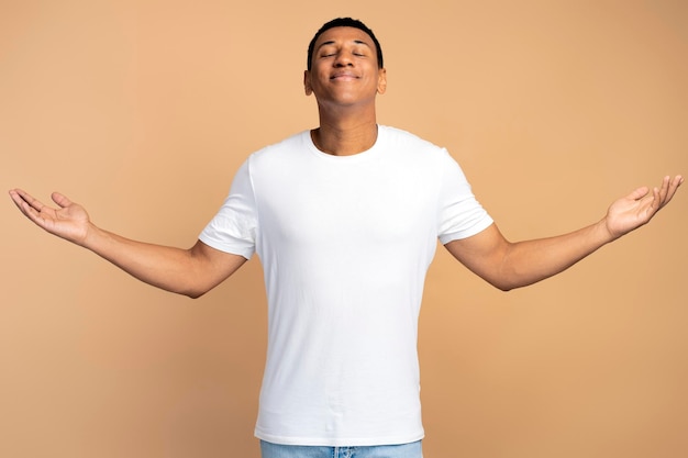 Portret van een knappe man met een casual overhemd poserend met een positieve gezichtsuitdrukking