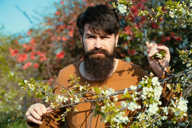 Portret van een knappe man tegen de achtergrond van de bloesemlente