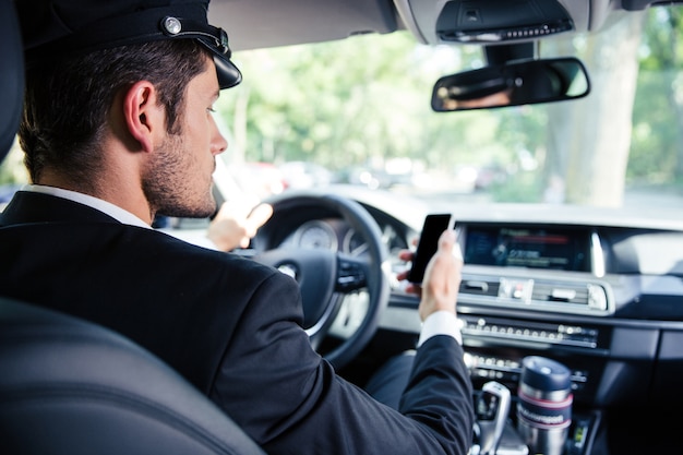 Portret van een knappe mannelijke chauffeur die in een auto rijdt