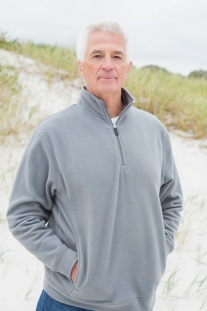 Portret van een knappe senior man op het strand