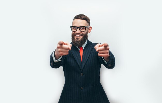 Portret van een knappe zakenman die met de vinger naar de camera wijst