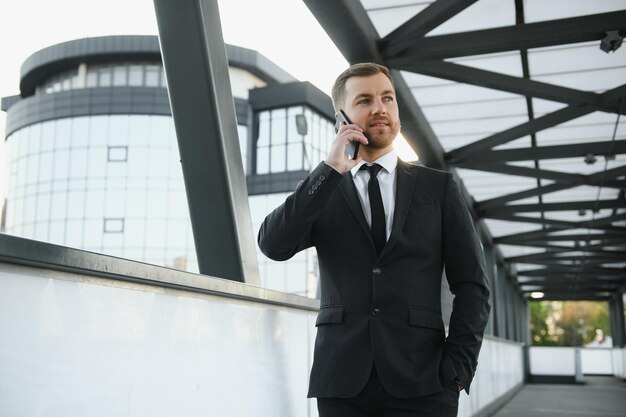 Portret van een knappe zakenman in een stedelijke omgeving